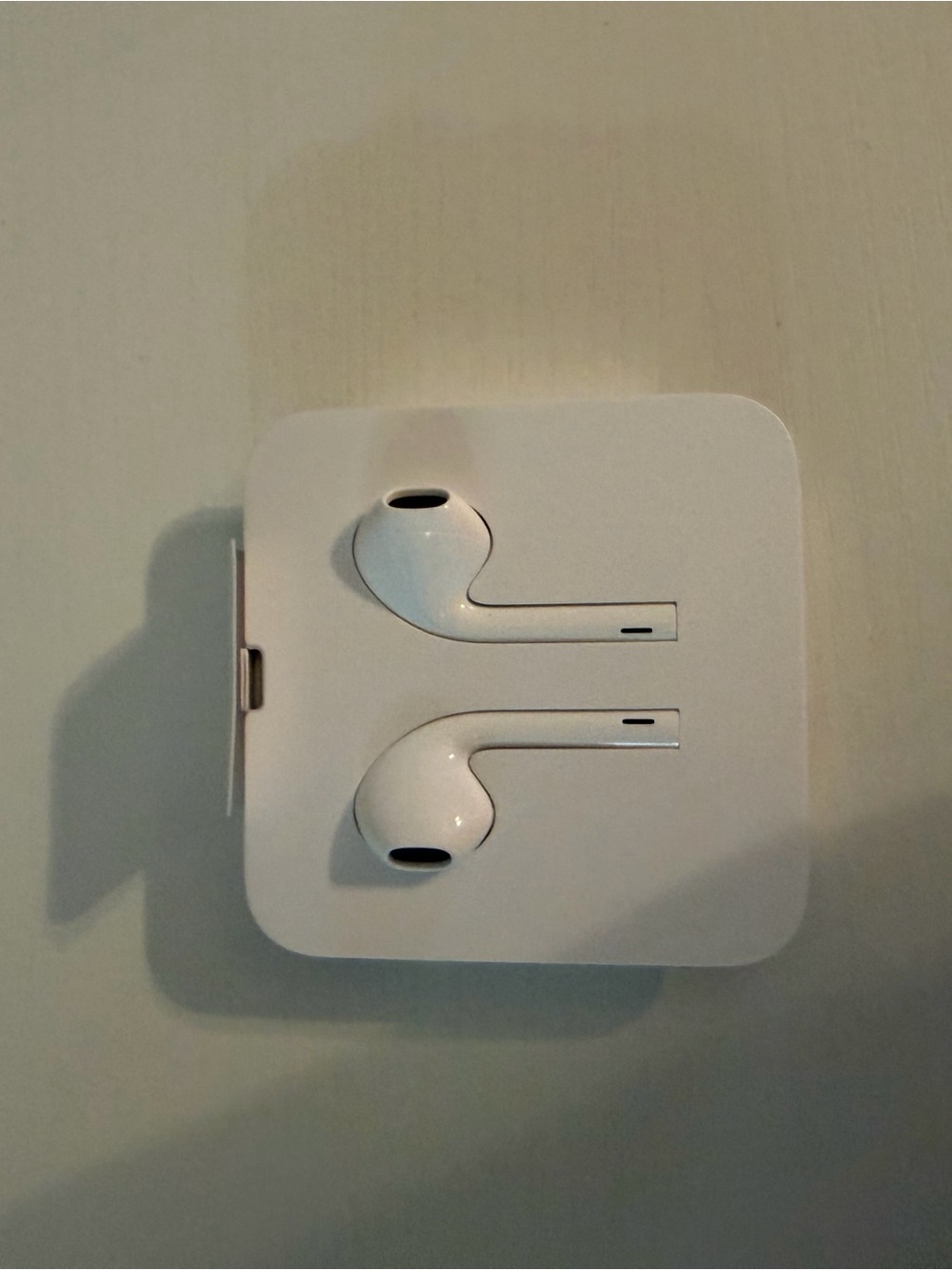 White Wired Earbuds with Lightning Connector - Picture 2 of 3